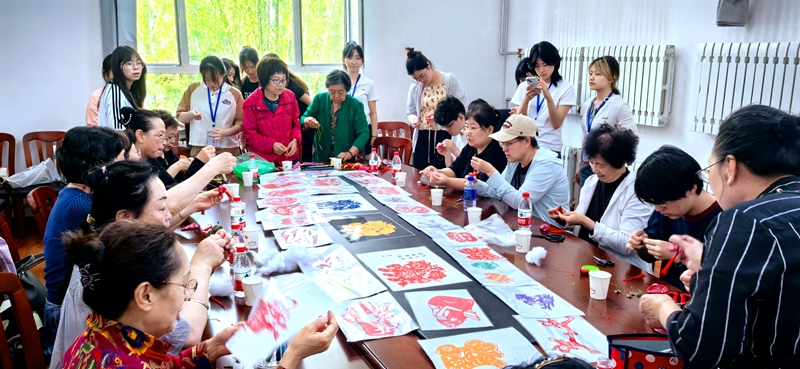 学校离退休教职工社工服务站启动并开展“粽”情端午手工活动