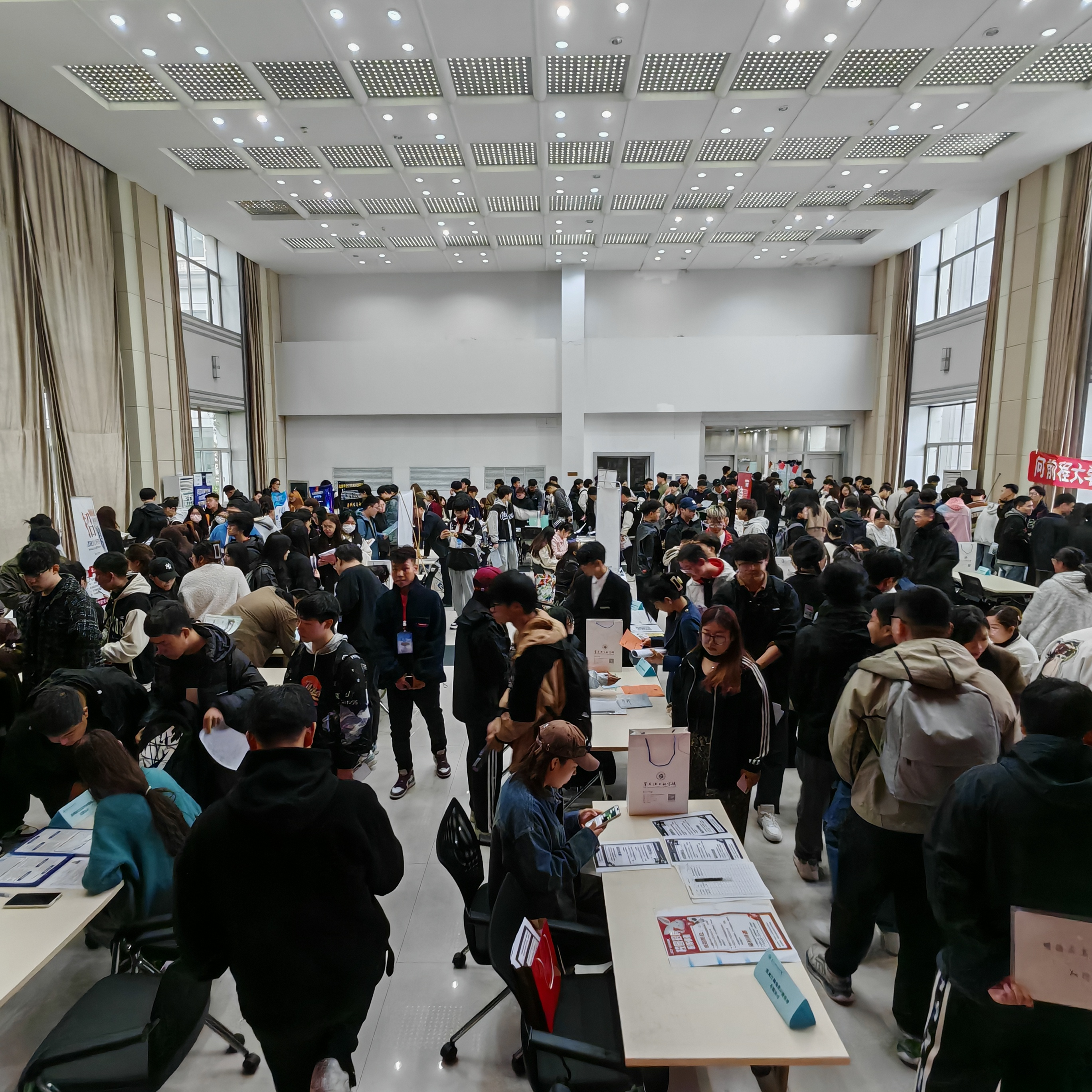 我校举办2025届毕业生留省就业校园招聘会