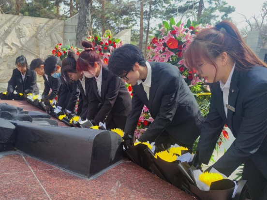 校团委组织开展烈士陵园祭扫活动