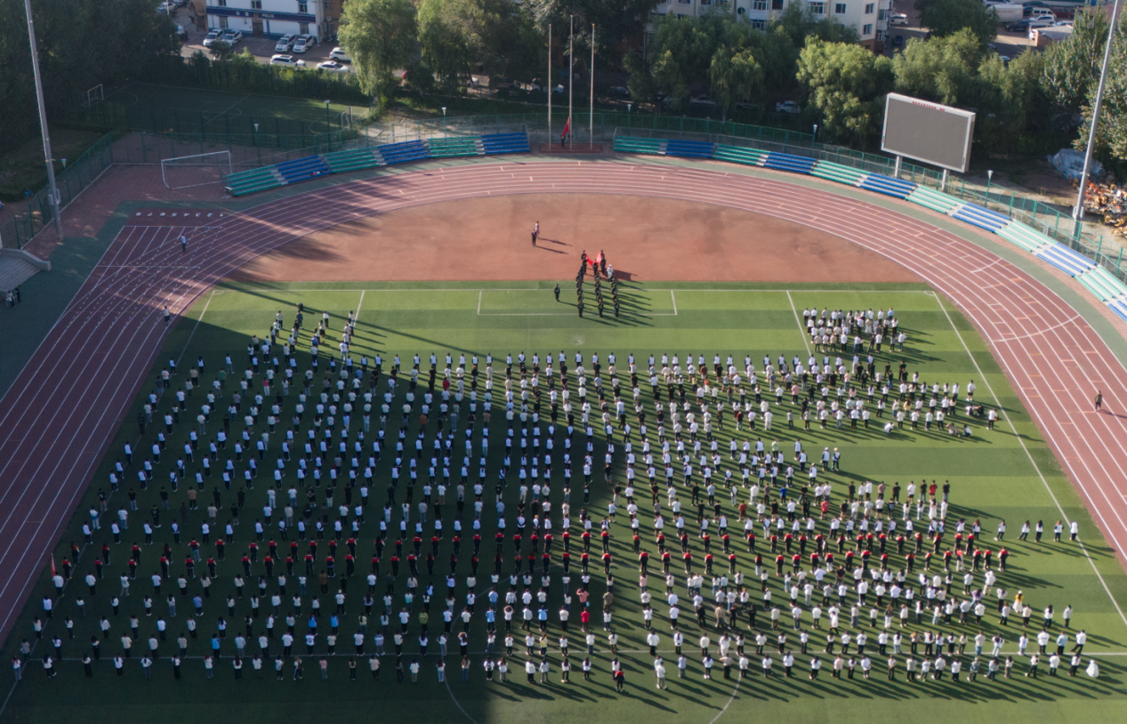 学校举行新学期首次升旗仪式