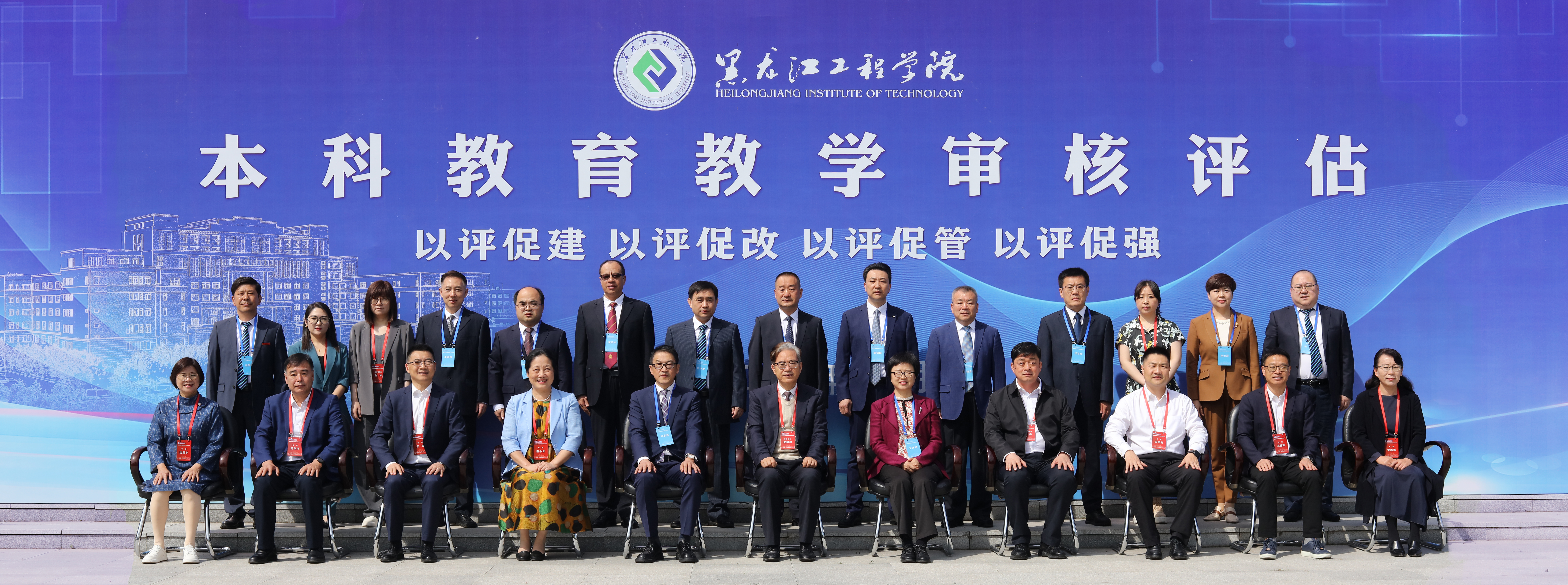 学校接受教育部本科教育教学审核评估专家组入校考察