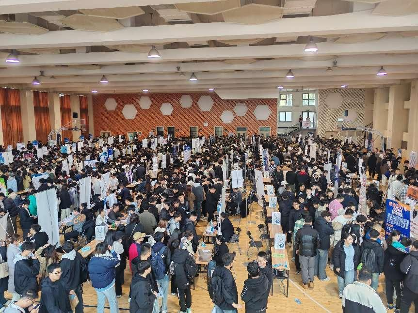学校成功举办2025届毕业生秋季大型校园招聘会