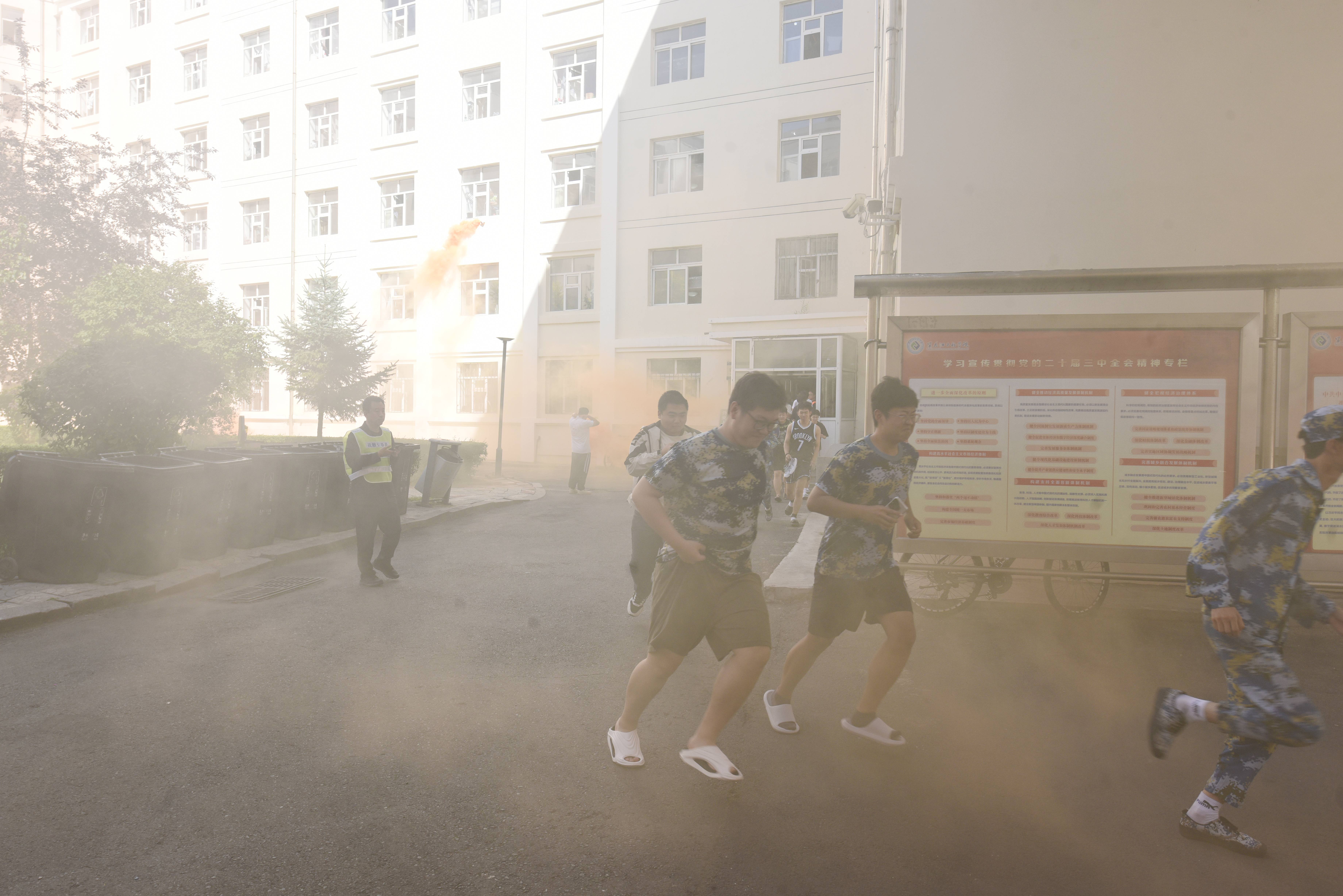 以实战演练筑牢消防安全防线——我校开展消防应急疏散演练活动