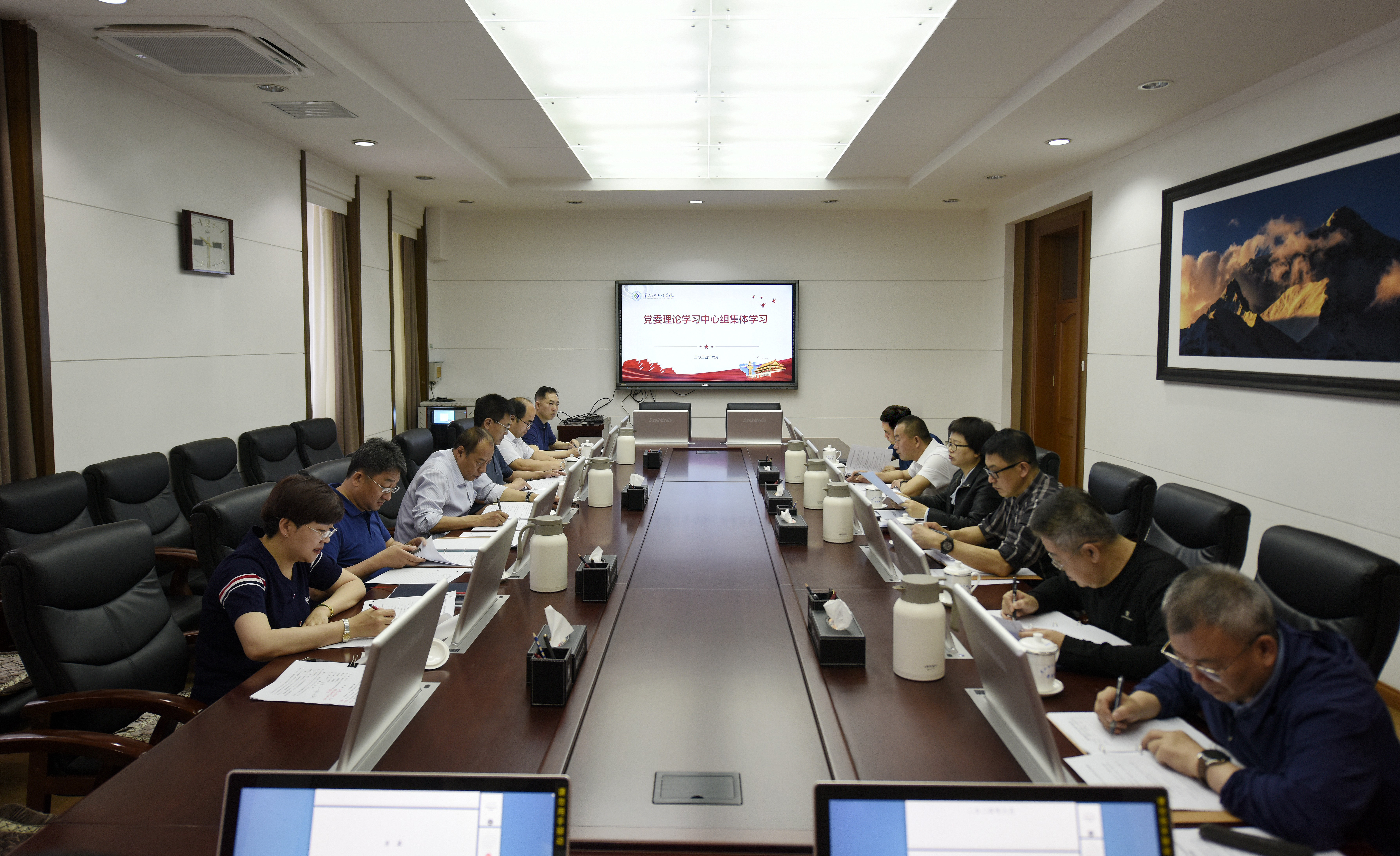 学校党委理论学习中心组召开2024年第6次集体学习会