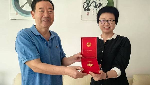 “七一”前夕学校领导看望慰问老党员