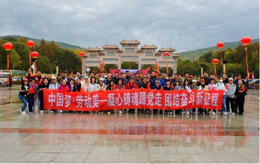 迎中秋、庆国庆学校优秀教职工登山活动圆满结束