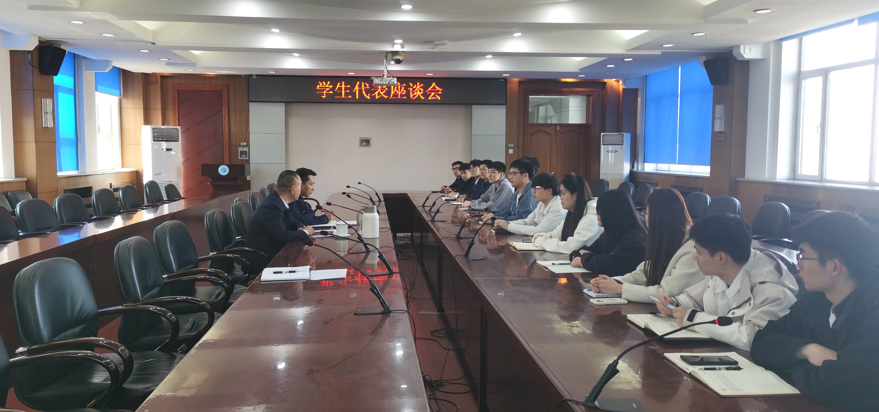 【学习教育】学校召开学生代表座谈会