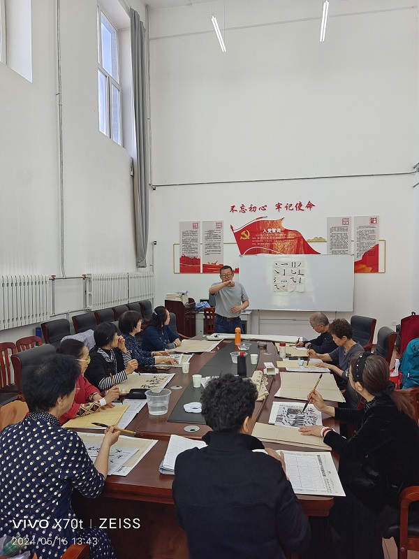 学校开设“银龄课堂”助力离退休老同志欢度金色晚年